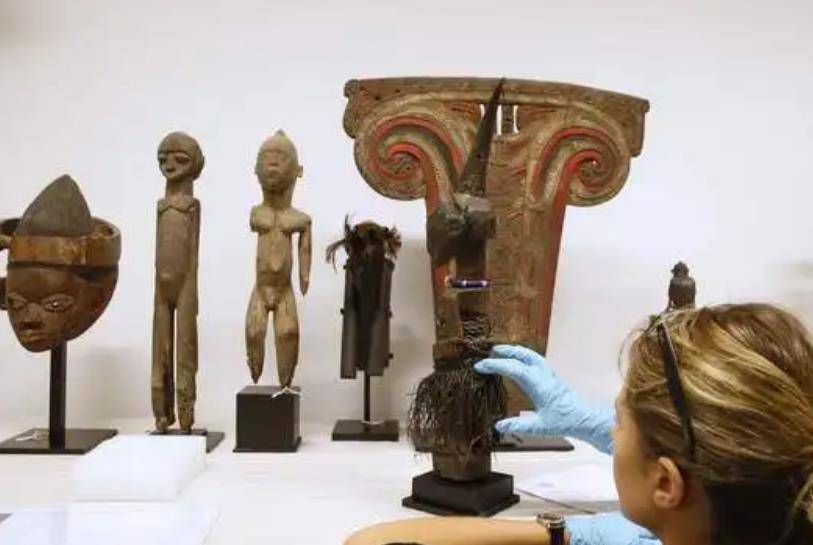 非洲女孩因身材奇特,被人当作动物展览,死后被解剖02年重回故土_萨拉