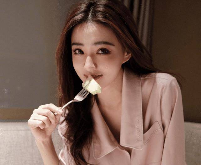 原创徐璐女神滤镜碎了直播和照片气质差别大27岁眼底就有一堆细纹