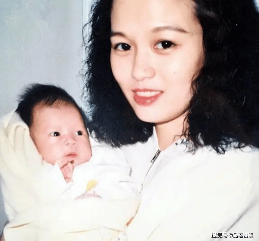 原创演员黄日华演员妻子因病离世快4年了他的选择和坚持让人泪目