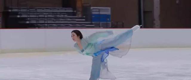 隋文静近日就在自己的社交账号上上传了一段她穿着传统汉服滑冰的视频