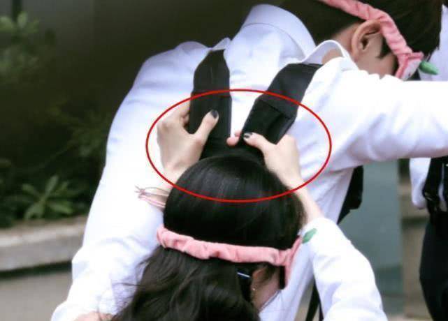 还记得和黄轩以及李易峰拍戏的时候,总有各种谣言,后面还得杨幂出来