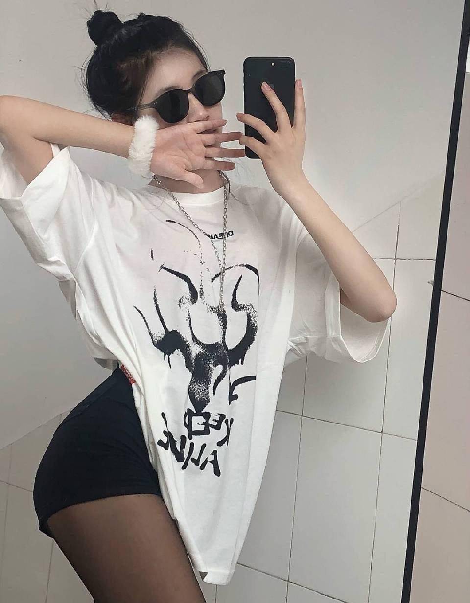 谁说宽松的衣服不能显身材小姐姐这样穿显瘦又显腿长