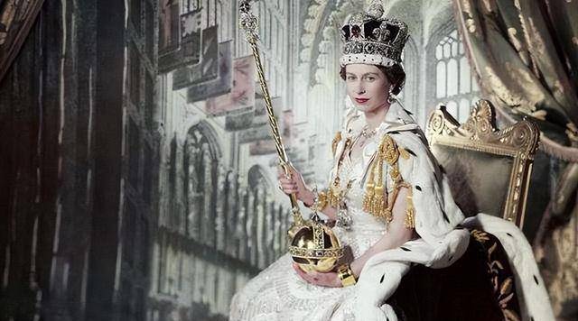 除了英国女王该国女王在位也超过五十年经常穿着旧衣服去买菜