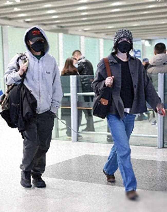 王菲谢霆锋日本回国王菲用拳头捶男友撒娇脖子上大疙瘩引热议