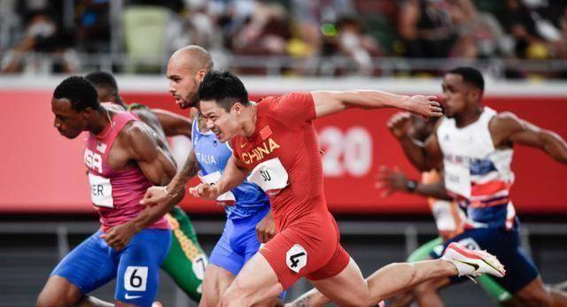 但苏炳添在第三组,彻底跑疯了,苏炳添在第四道出场,他起跑速度上来就