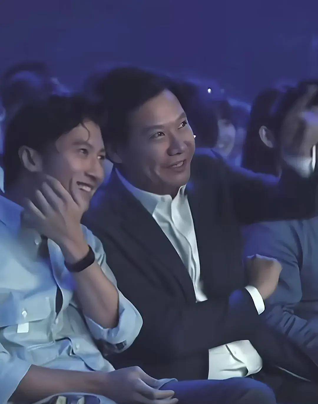 自曝没放弃演艺生涯,做美食是爱好,新剧自己当导演_雷军_小米_吴彦祖