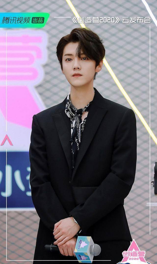 黄子韬与前两位哥哥们相比,黄子韬回国后可是被黑惨了,但他够逗比,真