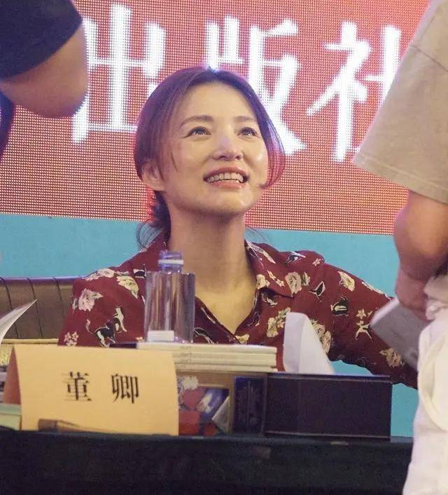 随后,董卿与当地的家庭主妇们合影留念.