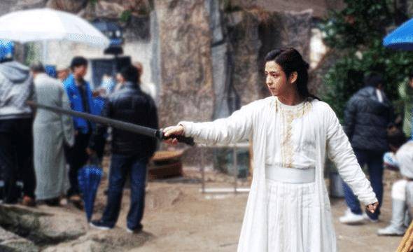 他本是古代传说中奇侠,金庸赐他两门神功,不用全力都能赢过主角_萧峰_