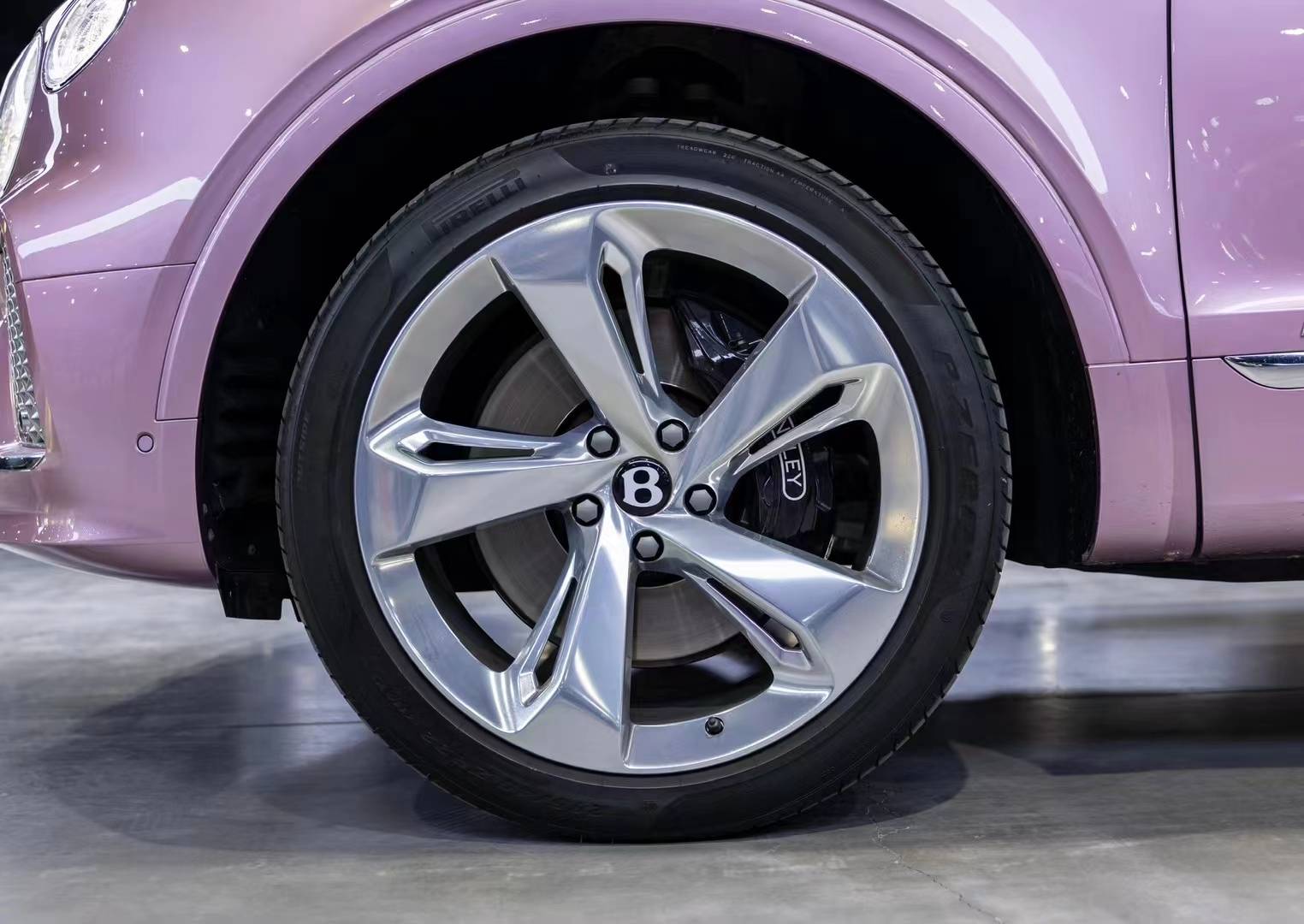 宾利添越樱花粉,奇缺定制油漆