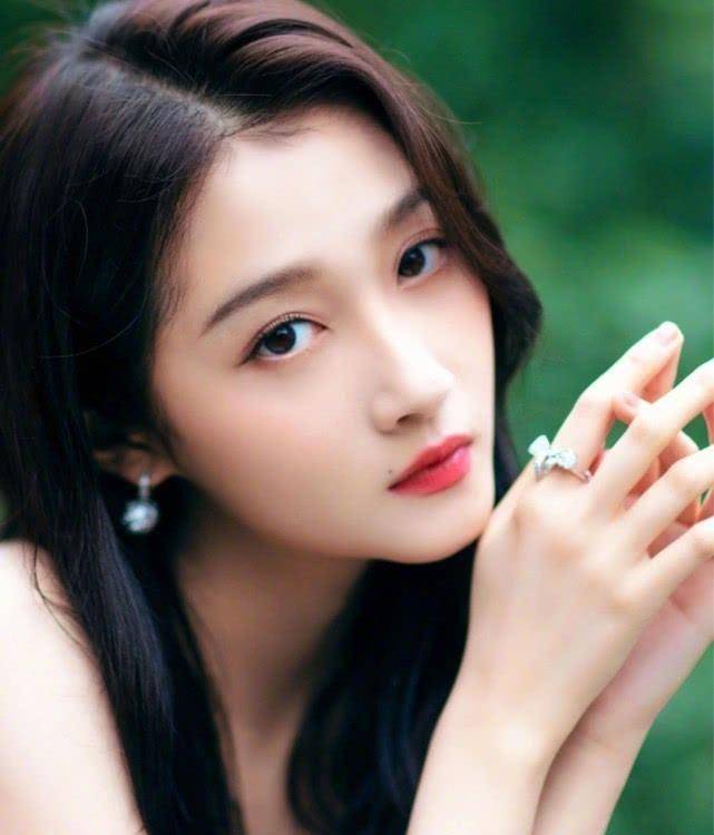 原创关晓彤太拼了为漂亮趴地上做高难度动作不料却被肩膀堆在一起的肉