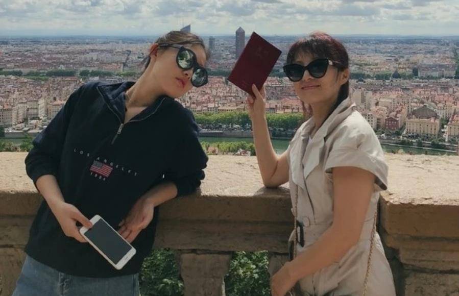 原创美女演员徐露当红时嫁大7岁老公46岁与17岁女儿同框似姐妹