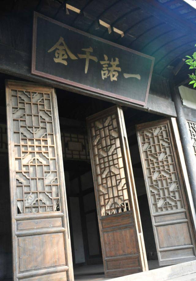 夕阳余晖洒,绿园稼禾抱,曲溪环绕,翠岭屏障.