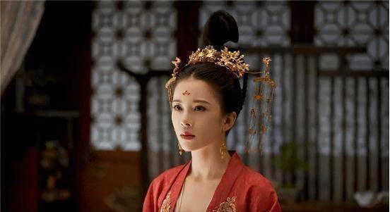 原创长安诺杨超越出场惊艳少女感完胜女主但表情呆滞眼神空洞