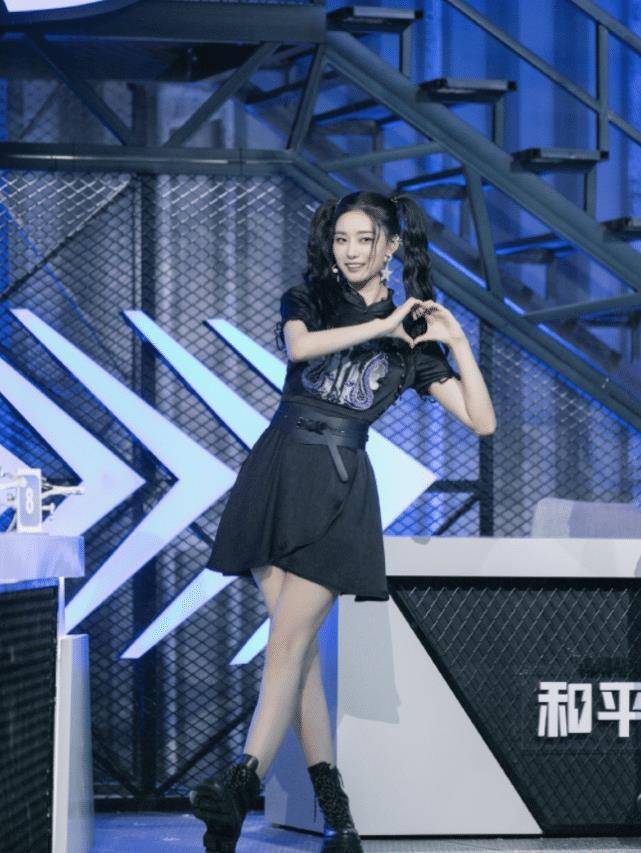 外套,版型比较宽松,对身材有很高包容度,里面则搭配白色抹身材款内搭