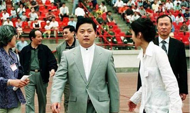 当时的王均瑶年仅35岁,踌躇满志,资本丰厚,对商业局势异常敏锐,可谓