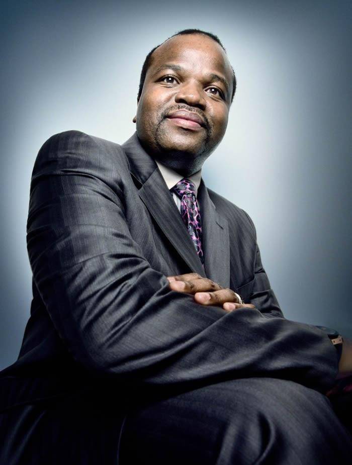 非洲土豪国王:国民穷得吃不起饭,他给妃子们买几十辆豪车_斯威士兰