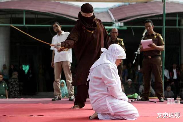 原创阿富汗塔利班组织宣布将恢复对通奸妇女的石刑和鞭刑西方反对也