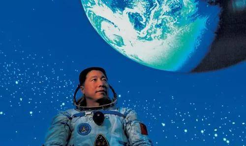 原创英雄杨利伟的背后妻子为了家庭而离职女儿身患重病也不敢告知