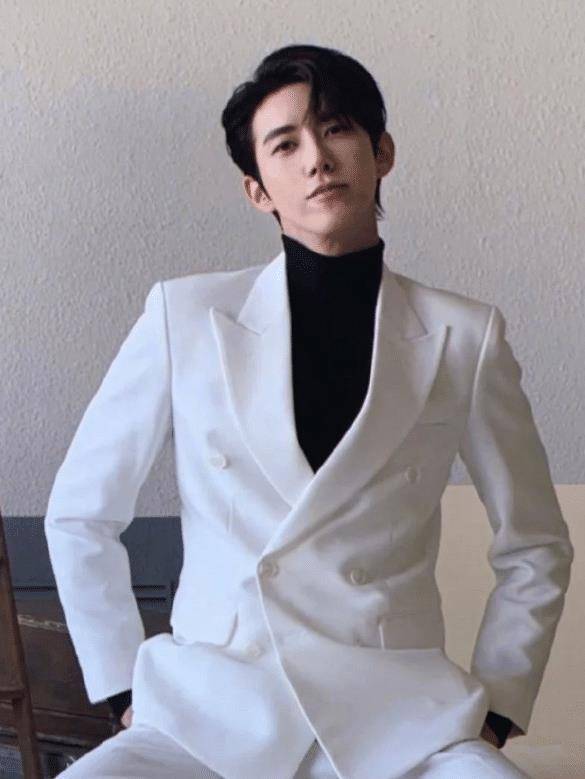 有种整容叫退伍后黄光熙近照流出穿白西装时尚又帅气
