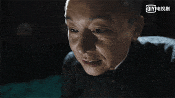 邪魅犀利的眼神令人不寒而栗,笑里藏刀的小表情令人毛