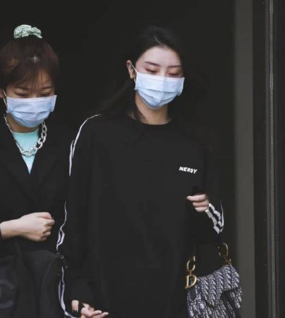 《青你2》虞书欣不敢上台用头发捂脸,谁还记得赵小棠说了什么?