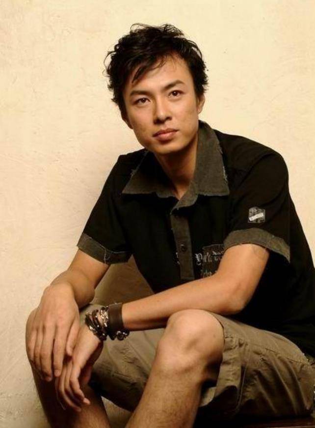 原创演员朱铁把普通妻子当成宝用孝心托起母亲晚年