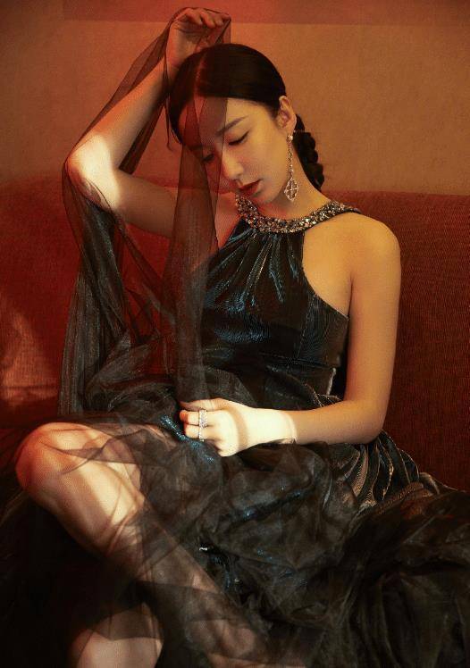 娄艺潇穿裙装女人味十足,性感温柔妆容,眼神仿佛会"说话"_裙子_服装