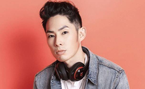 曾出演偶像剧爆红的吴建豪,恣意玩转音乐,如今走在时尚前沿