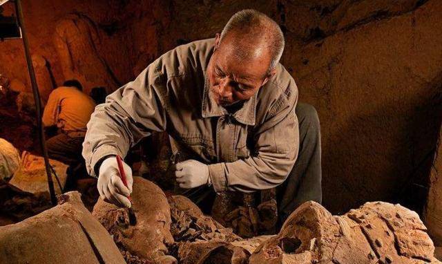 原创兵马俑由活人烧制而成一尊兵马俑裂开后谜底终于大白天下