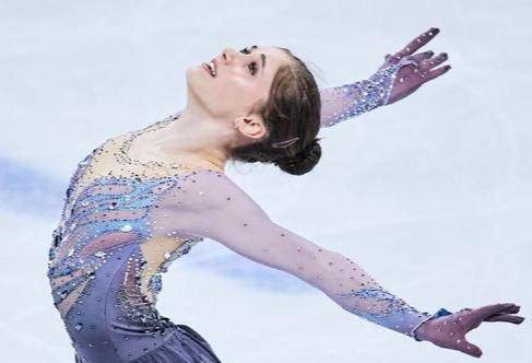 17岁花滑新秀崭露头角清新面孔引人关注风采超越俄罗斯三姐妹