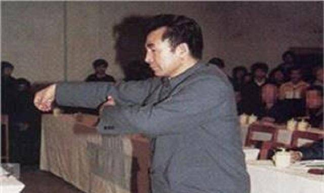 中国"特异功能"第一人——"气功大师"张宝胜的江湖"捞金"路_表演_人们