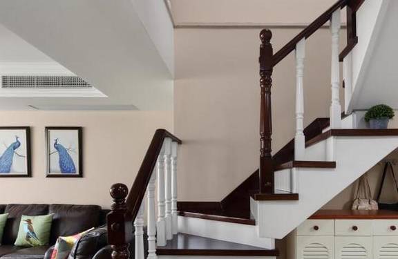 楼梯扶手的话,可以尝试下面这些设计,实用又美观,让家里的装修档次