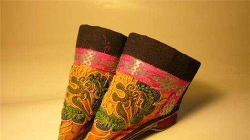 宋朝时期的缠足被认为是一种小脚美感,就如同唐朝,上官婉儿额头上的