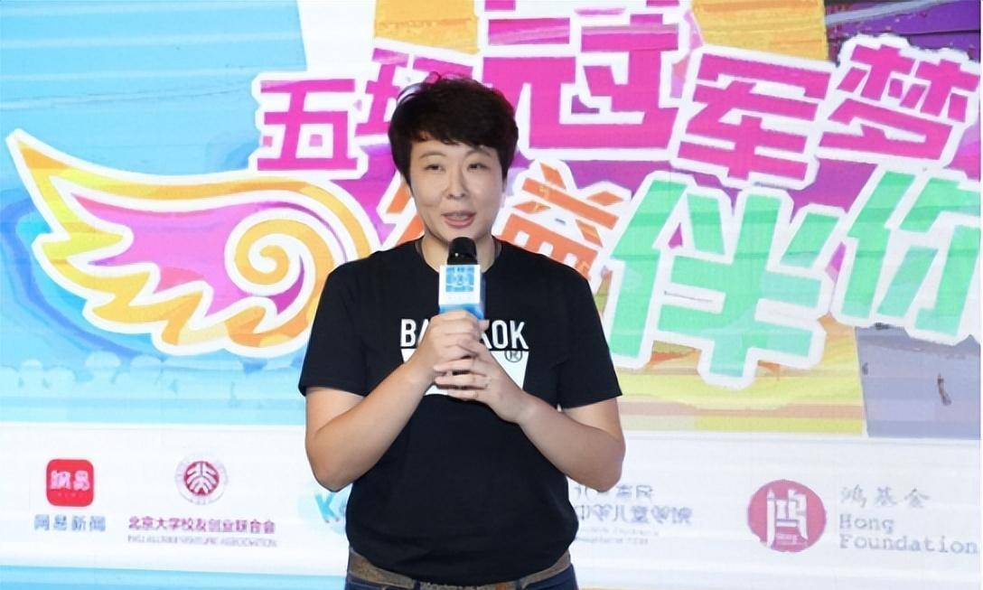 原创44岁冯坤现状发福严重不敢认56岁老公家世显赫混血儿子像妈