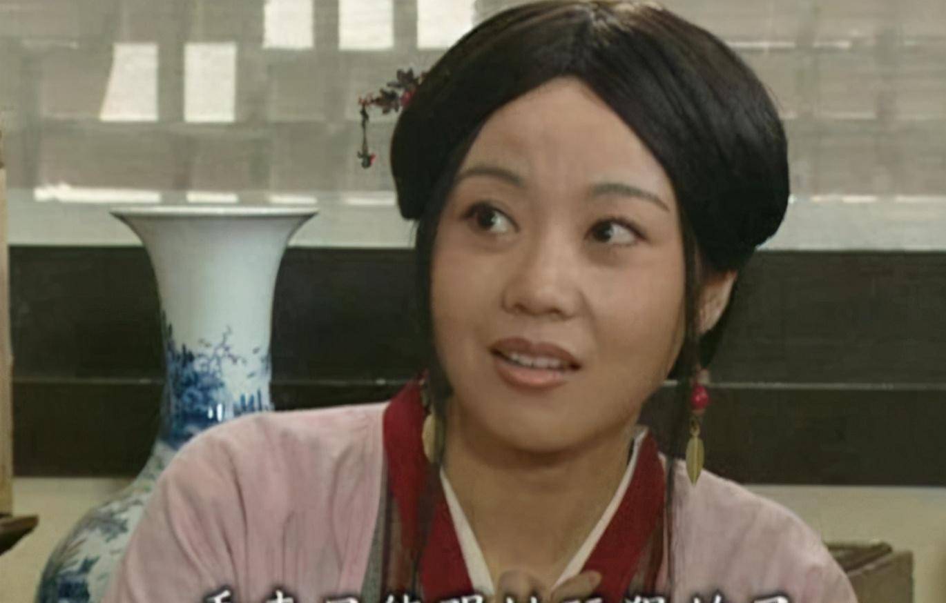 闫妮当初也是凭借"佟掌柜"这一角色迅速走红,吸收了一大批忠实粉丝