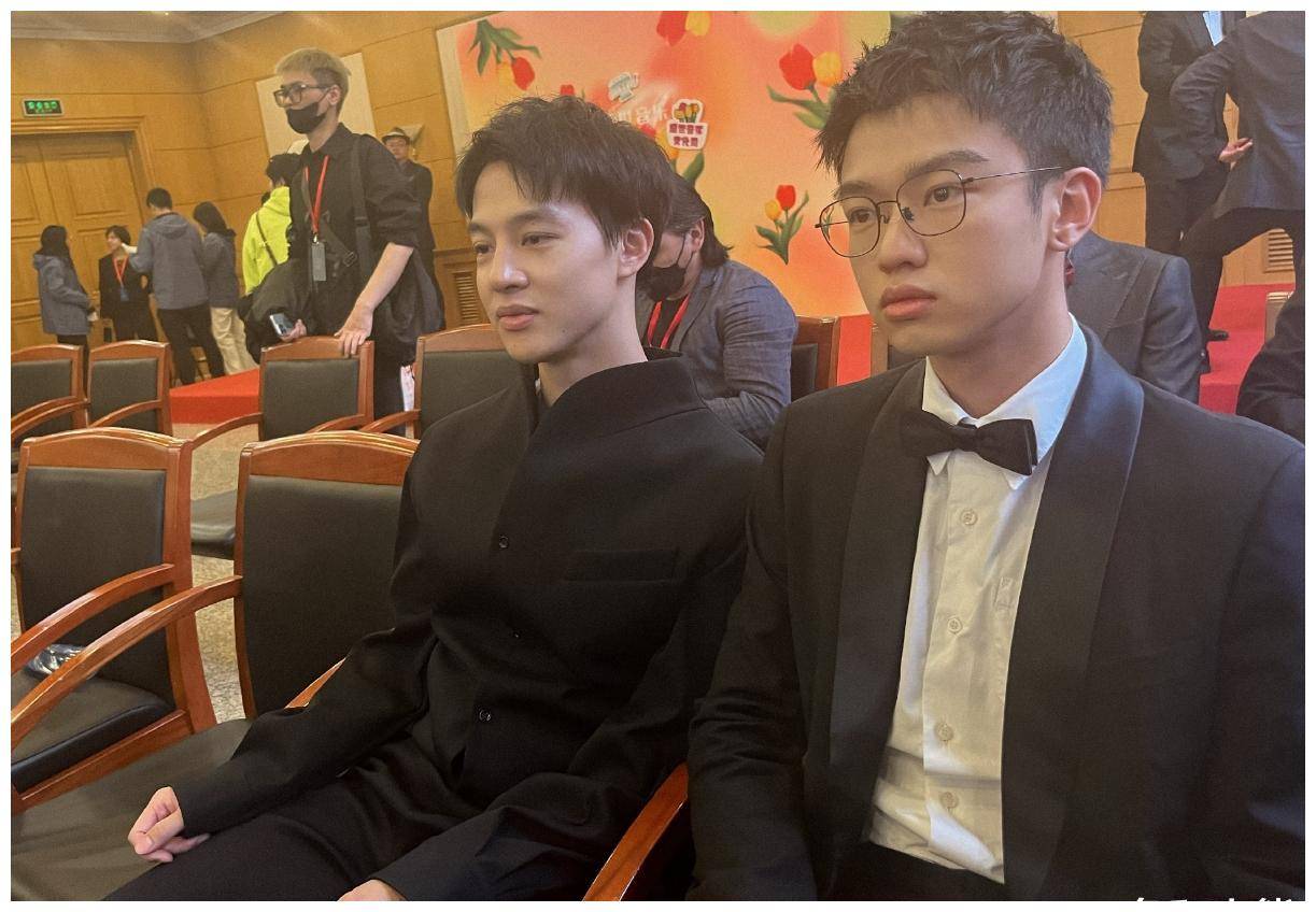 两人当街秀恩爱,男方曾获金鸡奖身份不简单_祝福_网友_孙怡