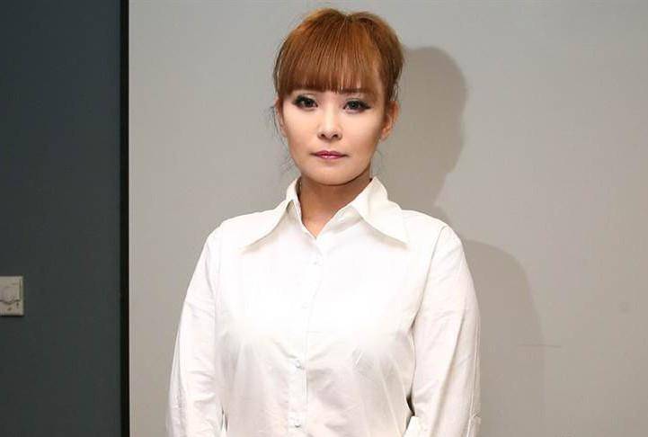 知名女星曾以偶像歌手出道,淡出娱乐圈后,被曝卖假包生活_丁小芹_因为