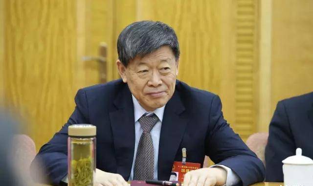 原创山东首富张士平一生不碰地产用老年机却给员工盖房