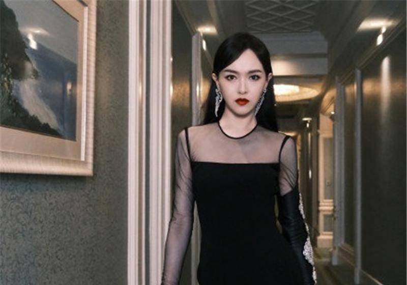 唐嫣的腿绝了又细又长不愧是行走的画报