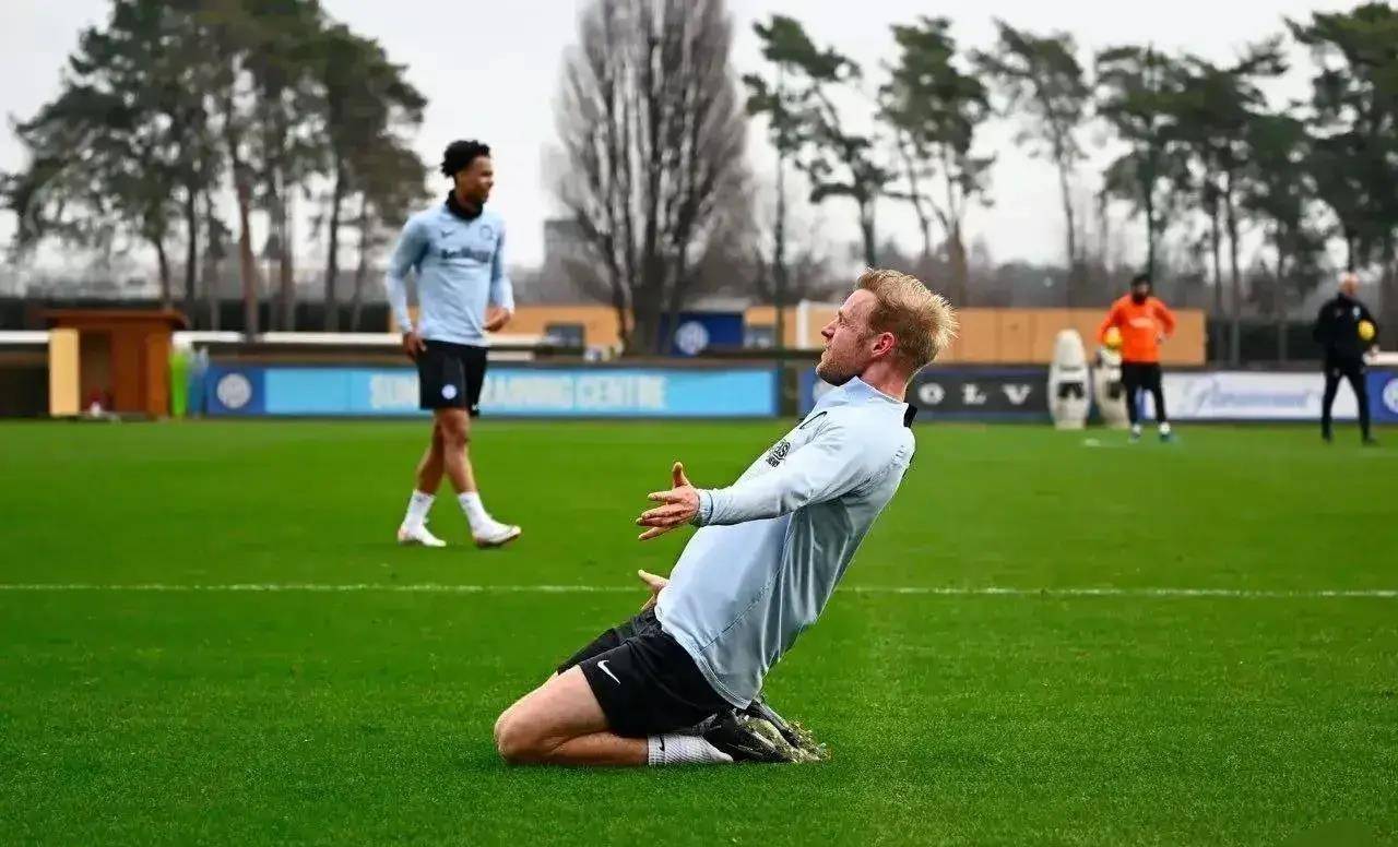 曾经的荷兰10号在国米躺赢两冠,心态碾压"桑爱国"_克拉森_因扎吉_中场