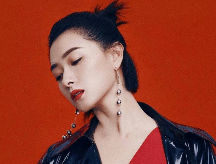 比如万茜正是如此,不炒作也没绯闻,演过《裸婚时代》里童佳倩的表姐