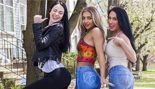 原创她在身体上画衣服赤身上街无人发觉是看破不说还是太逼真