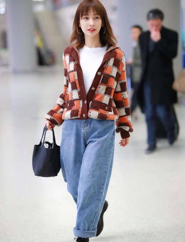 吴昕五官虽普通但身材超棒穿针织衫只系两颗扣漂亮后品味爆棚