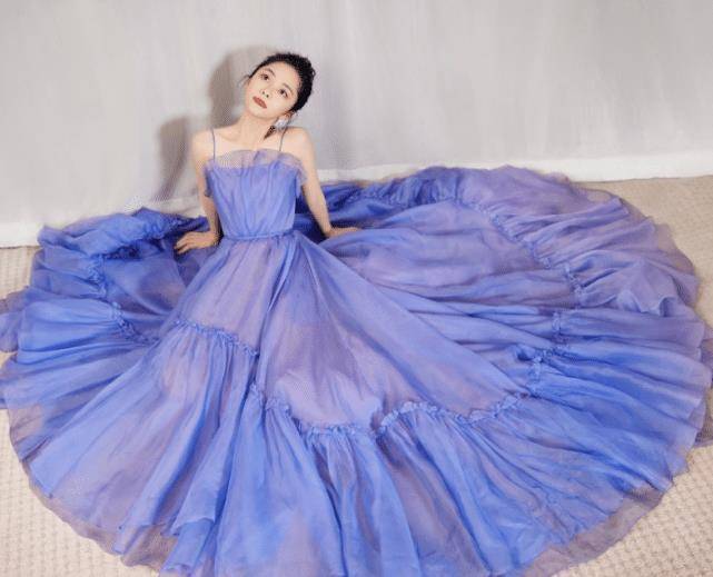 原创谭松韵太敢了穿露背裙仅靠俩细带支撑这身材谁不羡慕