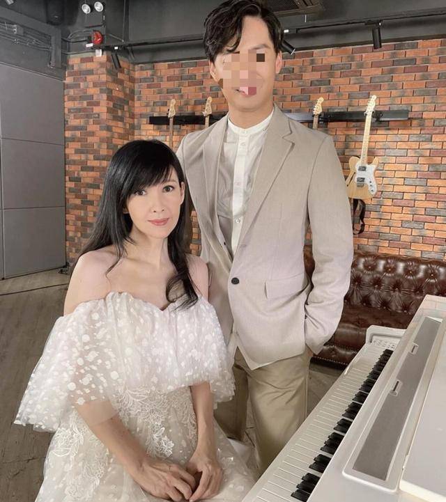 原创周慧敏近照曝光白色礼服秀香肩与旁人合影却看不出年龄差