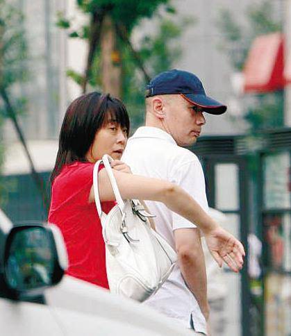 无数网友都在讨论,让葛优考虑换个老婆.