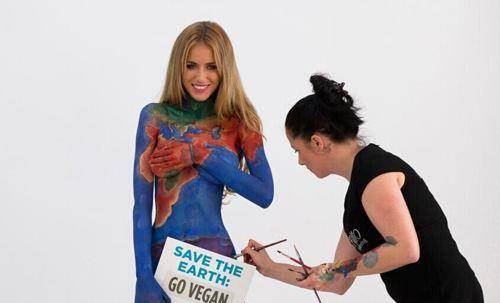 原创她在身体上画衣服赤身上街无人发觉是看破不说还是太逼真