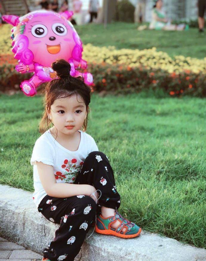 在《爸爸去哪儿》中,阿拉蕾与实习爸爸董力组成的父女cp,萌化了很多