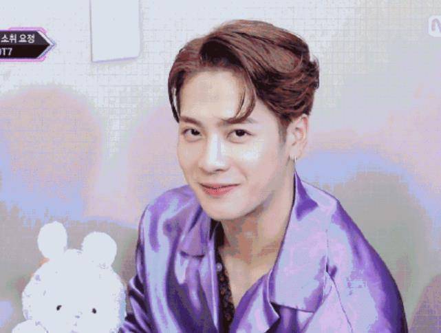 原创王嘉尔才582kg这是怎么做到的看完这身紫色西装就懂了